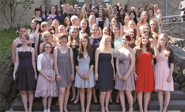 Stolz präsentietren sich dir frischgbackenen Realschulabsolventinnen.  Privat