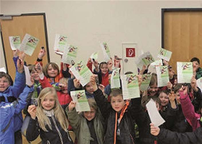 Stolz sind die Kinder auf ihren Lesen-Kompass. Öffentliche Bücherei St. Martin, Rheinbach
