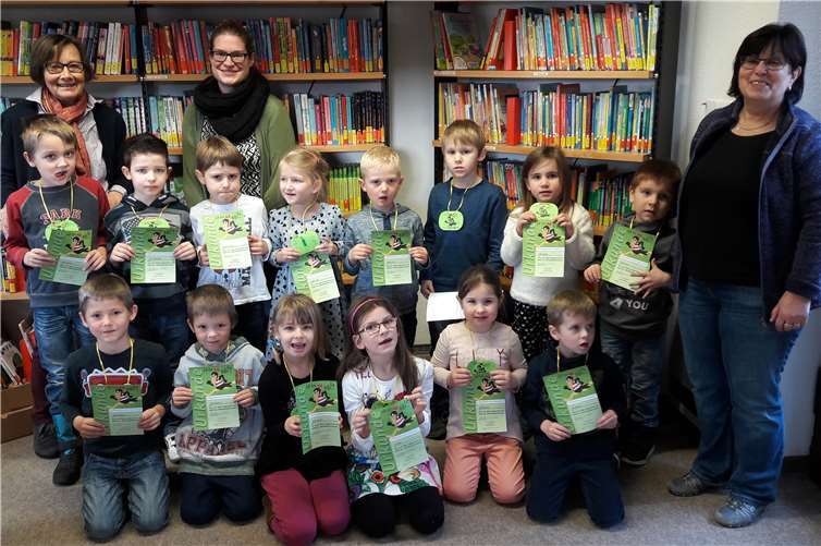 Stolz sind die Kinder auf ihren frisch erworbenen Bibliotheksführerschein. privat