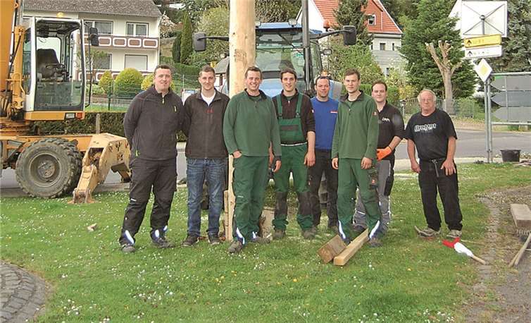 Stolz stellt sich das Team der Junggesellen vor den mächtigen Maibaum - das Werk ist geschafft. Es kann gefeiert werden. -FA-