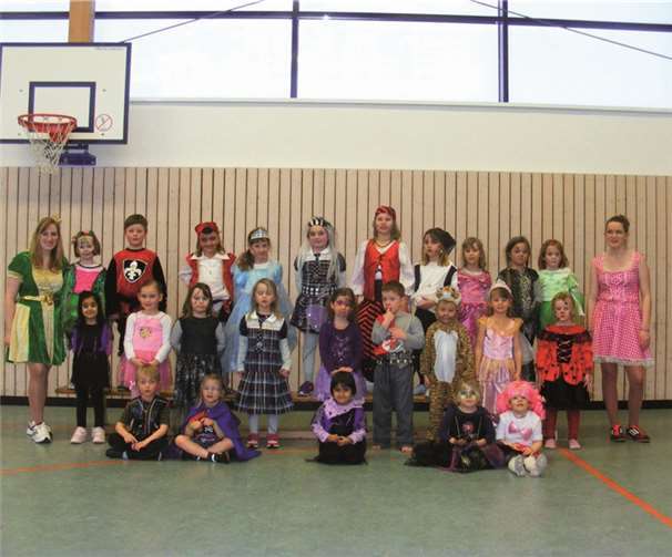 Stolz stellten sich die Kinder in ihren bunten und fantasievollen Kostümen vor. privat