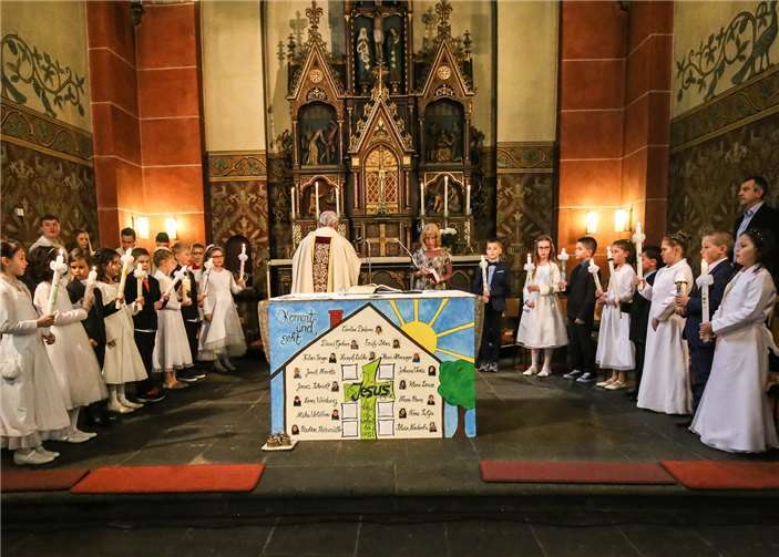 Stolz stellten sich die Kommunionkinder der Pfarreiengemeinschaft Ochtendung-Kobern für ein Foto vor der Kirche in Positur.