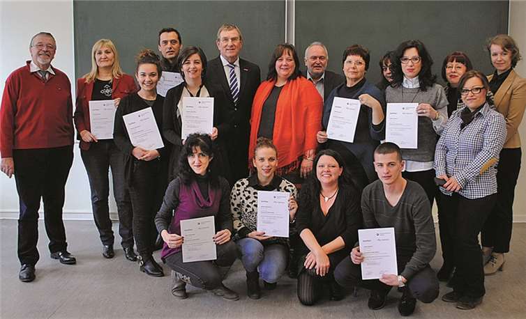 Stolz stellten sich die Teilnehmer der Fortbildung mit HwK-Hauptgeschäftsführer Alexander Baden und Dozenten zum Gruppenfoto.HwK Koblenz