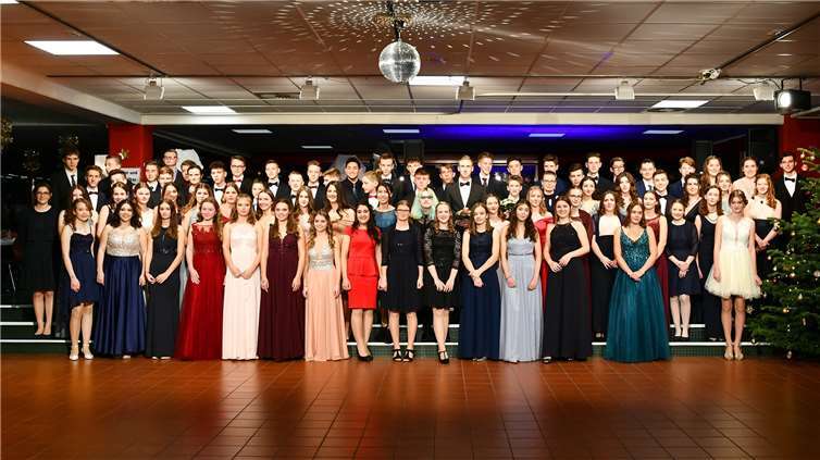 Stolz strahlte die Schülerinen und Schüler der 10. Klassen in ihren feinen Abendgarderoben. Fotos: RASCH