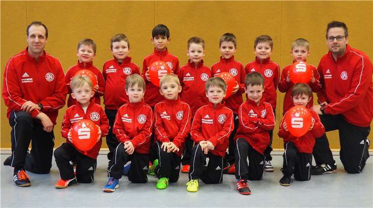 Stolz tragen die Bambinis ihre neuen Trainingsanzüge.privat