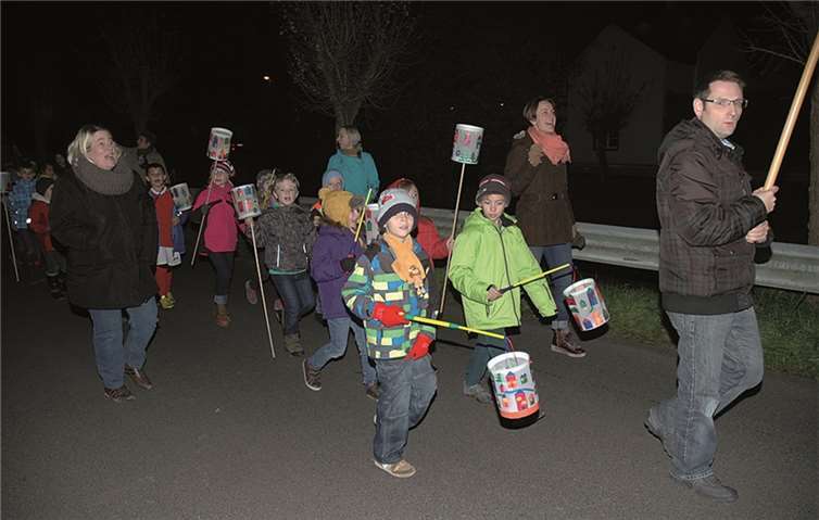 Stolz tragen die Kinder ihre selbst gebastelten Laternen.