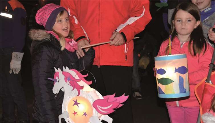 Stolz tragen die Kinder ihre selbst gebastelten Laternen. WEIGERT