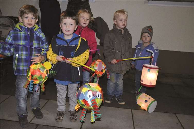 Stolz tragen die Kinder ihre selbstgebastelten Laternen.Weigert