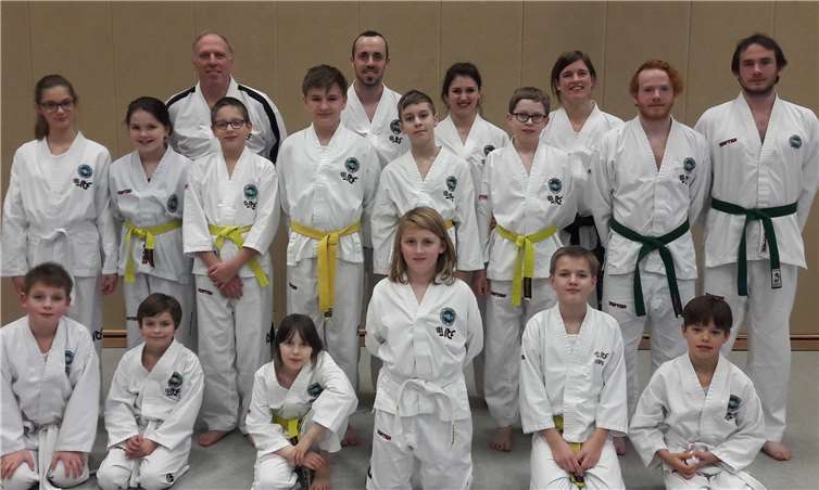 Stolz tragen die Prüflinge ihre neuen Gürtelfarben. Foto: privat