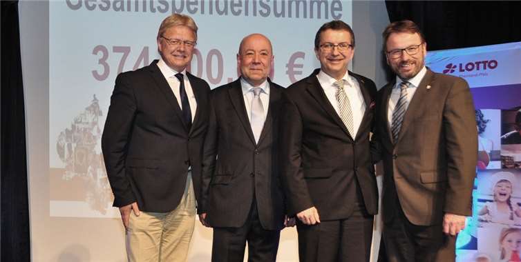 Stolz über das Erreichte: v.l. Rolf Schäfer (Kreis MYK), Magnus Schneider (Vors. Lotto Stiftung), Jürgen Häfner (Lotto Geschäftsführer) und Wolfgang Treis (Oberbürgermeister MY)