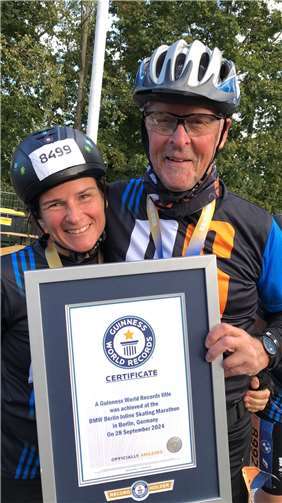 Stolz über den Eintrag ins Guinnessbuch der Rekorde.