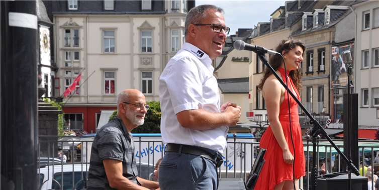 Stolz über seine Programmauswahl: Intendant Daniel Ris mit seinen beiden Künstlern.