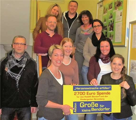 Stolz übergab man den Scheck für das Haus des Kindes und den Kindergarten. -PS-