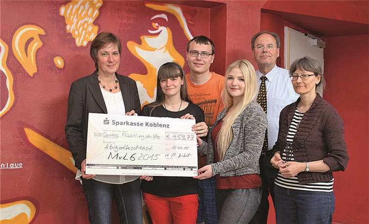 Stolz übergaben Vertreter des Abiturjahrgangs im Beisein des stellvertretenden Schulleiters Detlef Auschrat und Lehrerin Almut Geisen den Spendenscheck an Caritasdirektorin Martina Best-Liesenfeld (im Bild links). privat