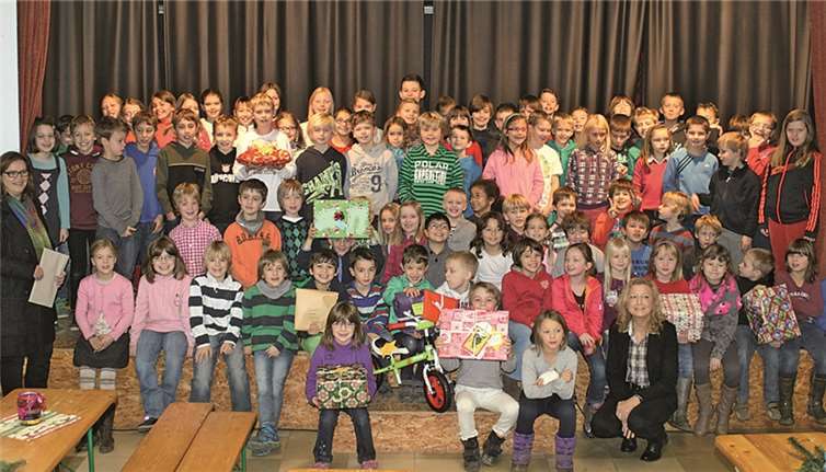 Stolz übergaben die Kinder der Grundschule Arzheim die Geschenke. Mit dem Erlös aus einem Sponsorenlauf machen sie anderen Kindern zu Weihnachten eine Freude. Caritasverband Koblenz e. V.