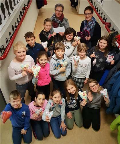 Stolz übergaben die Schüler ihre Spende.Privat