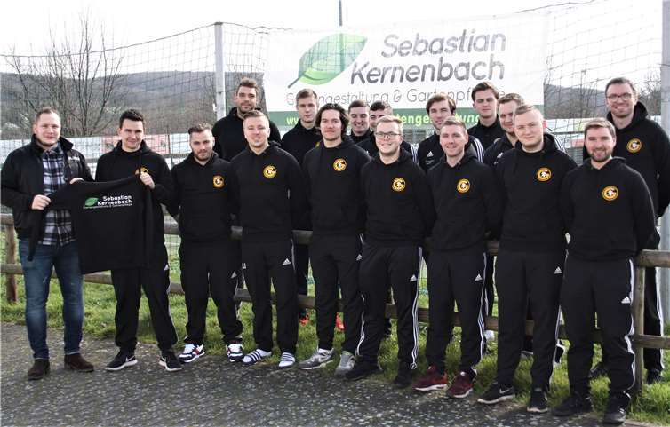 Stolz übergibt Sebastian Kernenbach (links) Mannschaftsführer Mario Pluschke die Hoodies. Foto: privat