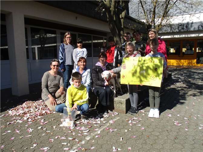 Stolz überreichten die Kinder den selbstgestalteten Scheck über 287 Euro und den Geldumschlag.  Foto: privat