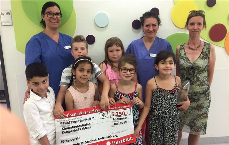 Stolz überreichten einige Kinder des 2. Schuljahres die Hälfte des Betrages in Form eines Schecks, den Frau Dr. med. Behr in Koblenz entgegennahm.Foto: privat