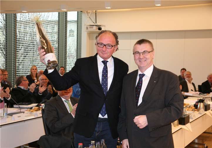Stolz und erleichtert zeigte sich Andernachs Oberbürgermeister und SPD-Fraktionsvorsitzender Achim Hütten (l.) über seine am Vortag mit knapp 80 Prozent der Wählerstimmen erfolgte Wiederwahl, für die er von Landrat Dr. Saftig die besten Glückwünsche und eine edle Flasche Wein erhielt.WEC