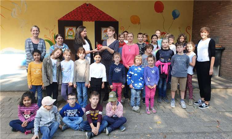 Stolz und froh waren „Die jungen Mütter Niederfell“ mit ihren Kids über den Erlös des Basars. Foto: privat