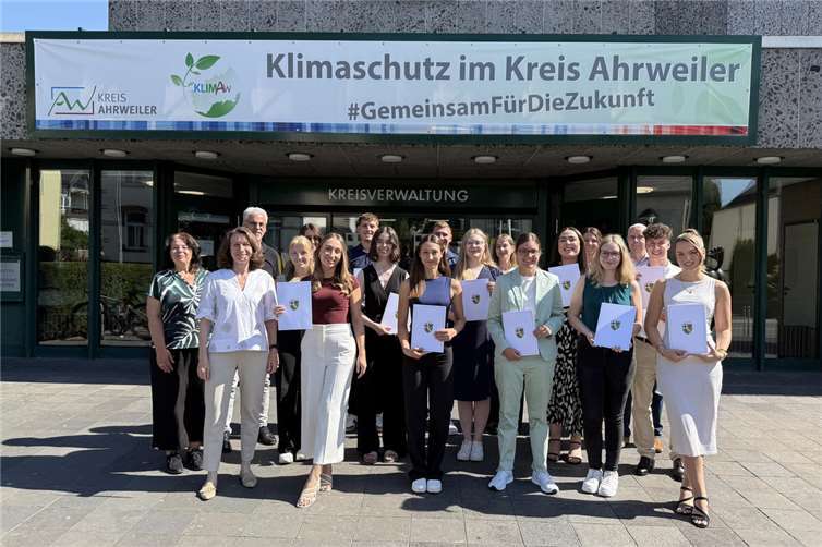Stolz und glücklich: Urkundenübergabe am 1. Juli 2025.  Foto: Miriam Weltken / Kreisverwaltung Ahrweiler