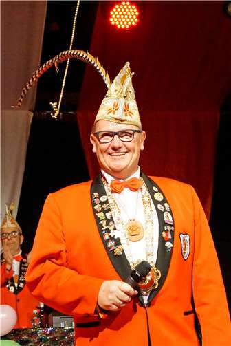 Stolz verkündete Sitzungspräsident, Thomas Rothweiler, wie viel bei dem Spendenaufruf zusammengekommen ist.