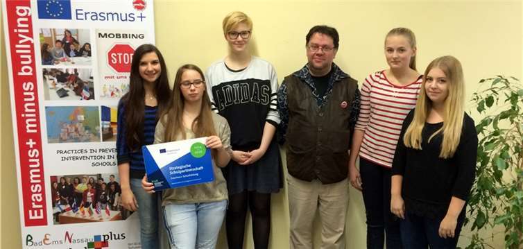 Stolz werden Auszeichnung und Zertifikat präsentiert.  Privat