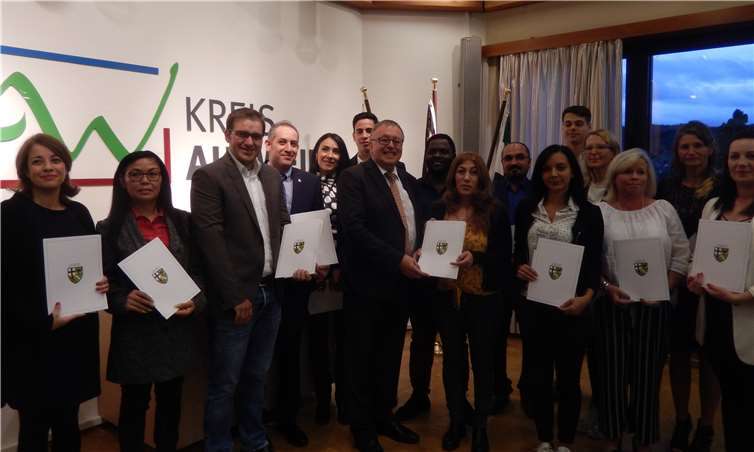 Stolz werden die Einbürgerungsurkunden präsentiert. Fotos: RU