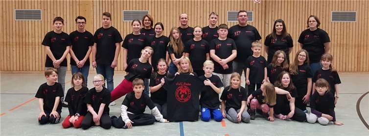 „Stolz wie Bolle“ stürmten die Kinder mit den neuen Shirts in die Halle. privat