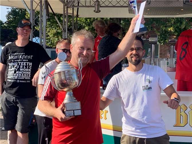 Stolz wird der Pokal angenommen.