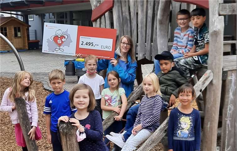 Stolz wird der Spendenscheck präsentiert, mit dem nun ein Trinkbrunnen angeschafft wird. Foto: privat