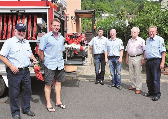 Stolz wurde die Ausrüstung der Feuerwehr präsentiert und Fragen beantwortet.  RÜ