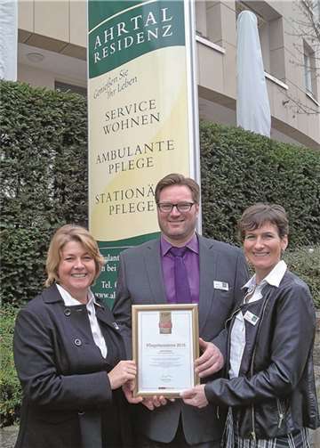 Stolz wurde die Urkunde des Magazins von Anke Matamoros und Peter Kühnl-Münzer entgegen genommen. Privat