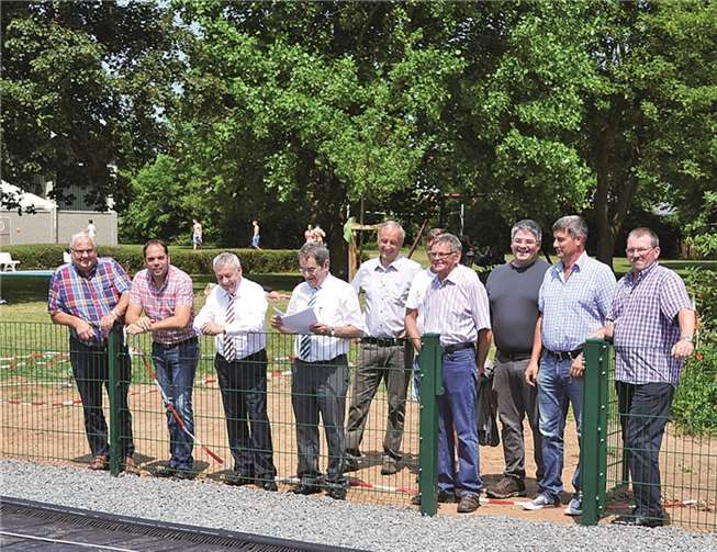 Stolz zeigen Bürgermeister Helmut Probst und die Ratsmitglieder Landrat Manfred Schnur die neue Solarabsorberfläche im Freibad. Diese erwärmt seit dieser Saison das Badewasser und ersetzt die alte Wärmepumpe.