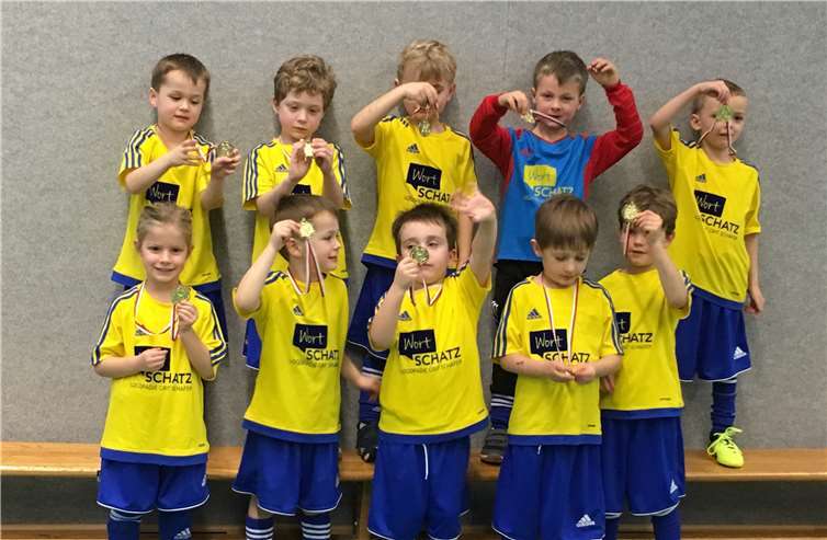 Stolz zeigen die Dernauer Bambinis ihre Medaillen.  Privat