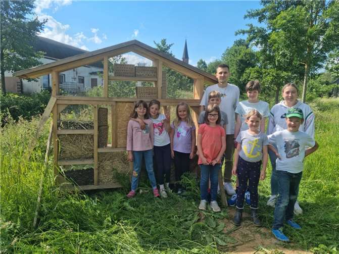 Stolz zeigen die Kinder das neue Insektenhotel.  Foto: privat