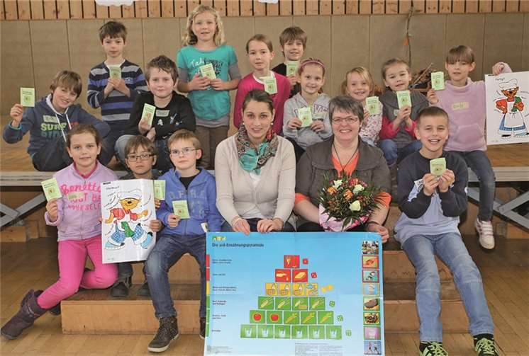 Stolz zeigen die Kinder der Grundschule Straßenhaus nach erfolgreicher Prüfung ihre „Lizenz zum Kochen“. Frau Felgenhauer (l.), Frau Kröll (r.) und die Kinder der Klasse 3b der Grundschule Straßenhaus.Sina Dyck