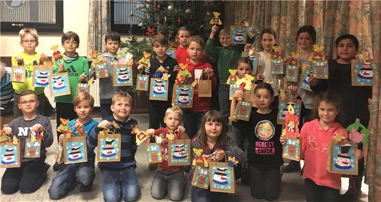 Stolz zeigen die Kinder ihre Werke.Privat