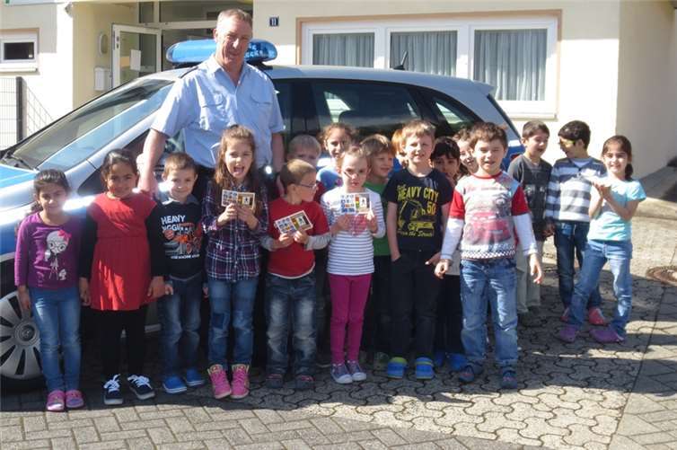 Stolz zeigen die Kinder ihren Fußgängerpass.Privat