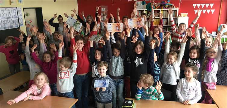 Stolz zeigen die Kinder, wie viel sie an Spenden gesammelt haben.privat