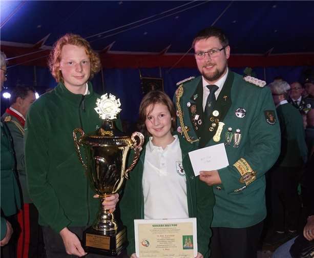 Stolz zeigen die Kurtscheider Schützen den Pokal für den BJT Cup. Fotos: privat
