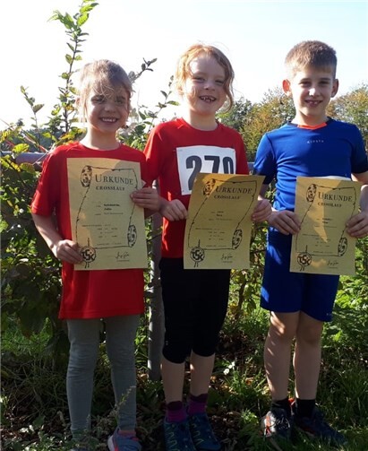 Stolz zeigen die Läufer ihre Urkunden. Foto: privat