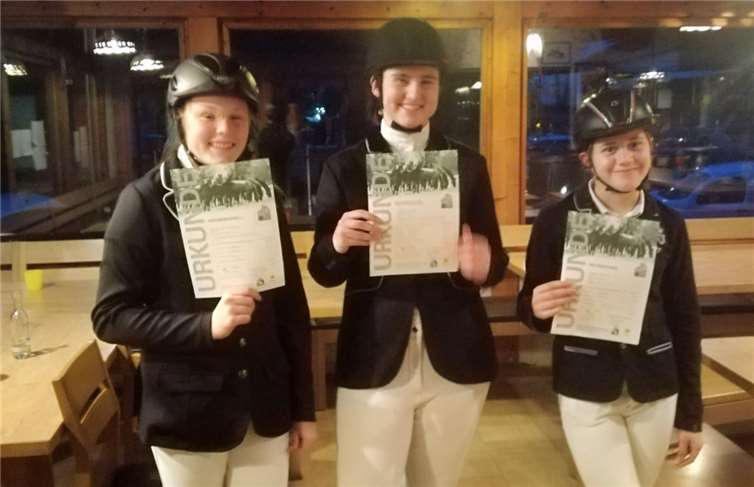 Stolz zeigen die Reiterinnen des Reitvereins Bruchhausen ihre Urkunden. Foto: privat