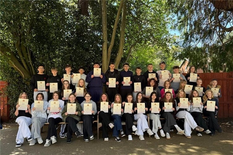 Stolz zeigen die Schülerinnen und Schüler ihr Sprachzertifikat