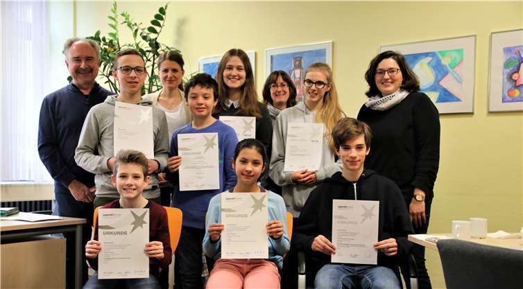 Stolz zeigen die Schülerinnen und Schüler ihre Urkunden von „Jugend forscht“. Foto: Goethe-Gymnasium Bad Ems