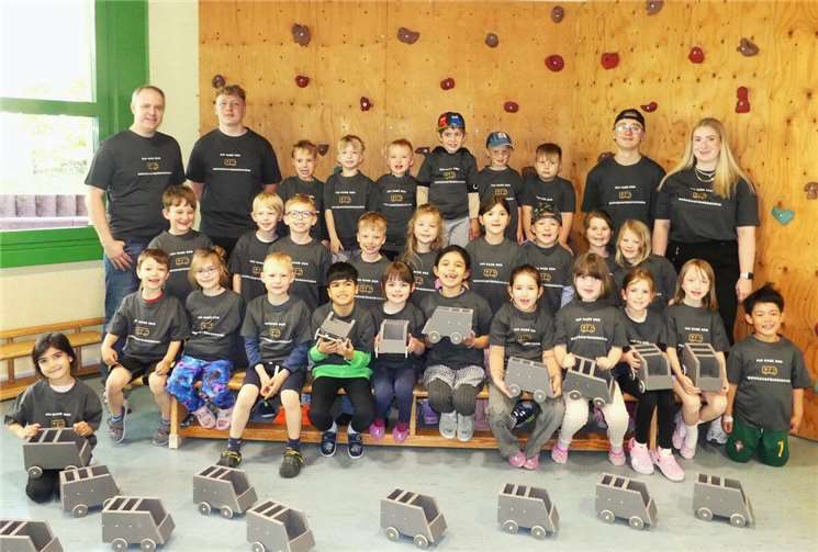 Stolz zeigen die „Schukis“ (Schulkinder) im Beisein der NiBi-Offiziellen Lea Dirksen und dem leitenden Werksmitarbeiter ihren neuen Führerschein.