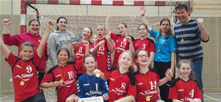 Stolz zeigen die Spielerinnen ihre Medaillen. Privat