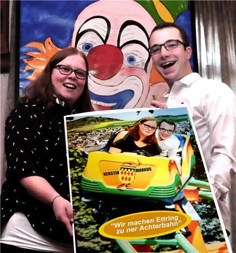 Stolz zeigen die Tollitäten das Plakat mit der Visualisierung ihres Mottos: „Wir machen Ettring zu ner Achterbahn“. Fotos: BS