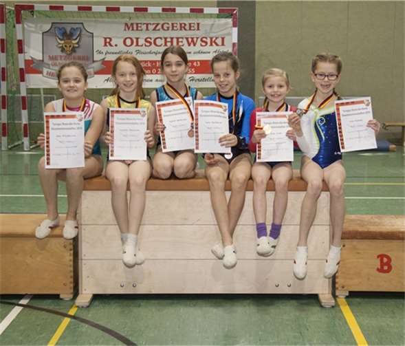 Stolz zeigen die Turnerinnen ihre Urkunden.privat